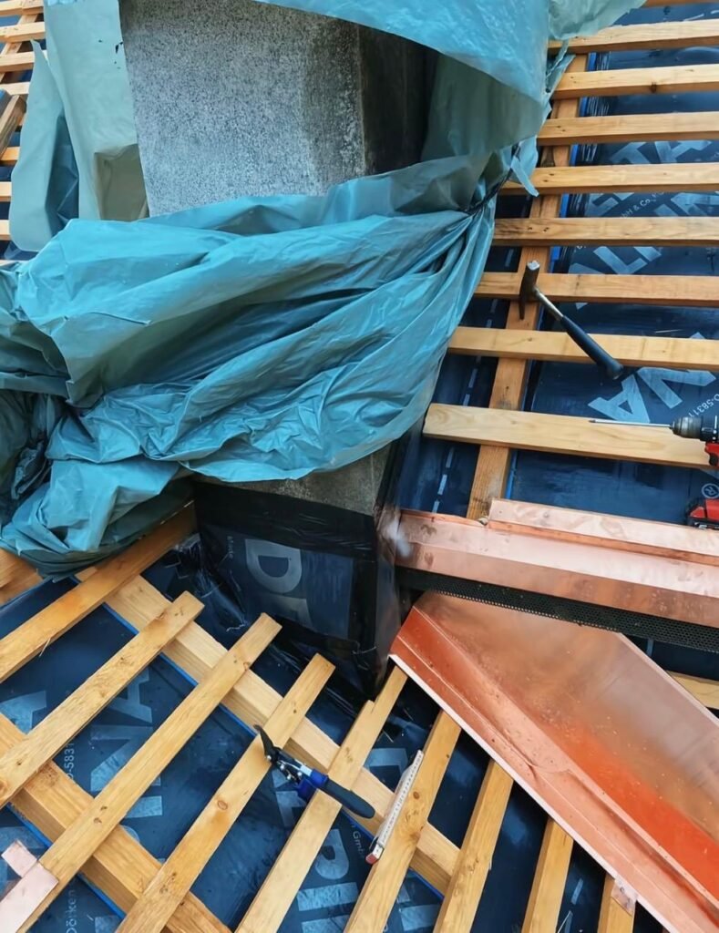 Abergement de cheminée en cuivre sur liteaunage neuf avec écran sous toiture