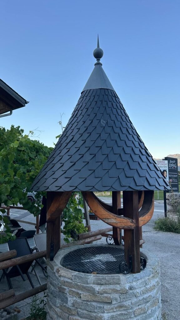 Couverture en ardoise sur un petit toit conique de puits