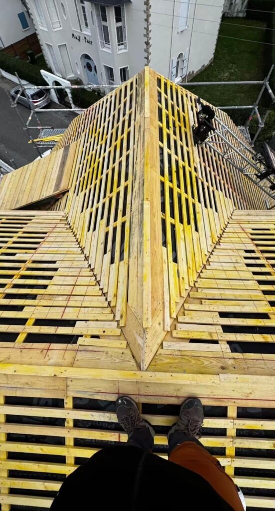 Liteaunage neuf posé sur charpente avec arêtiers et noues