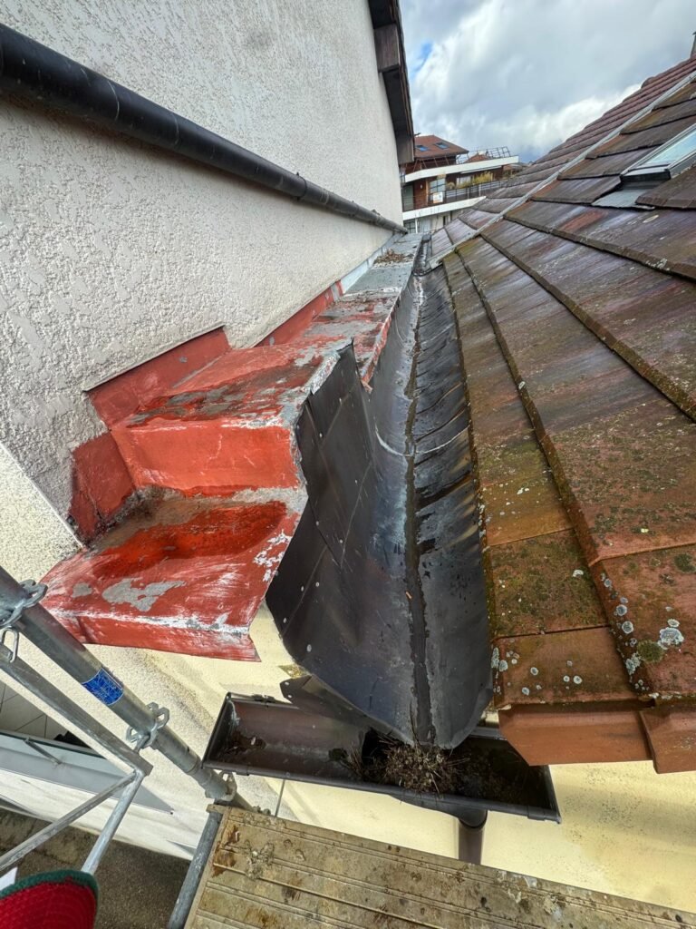 Noue zinc encrassee raccord mur toiture