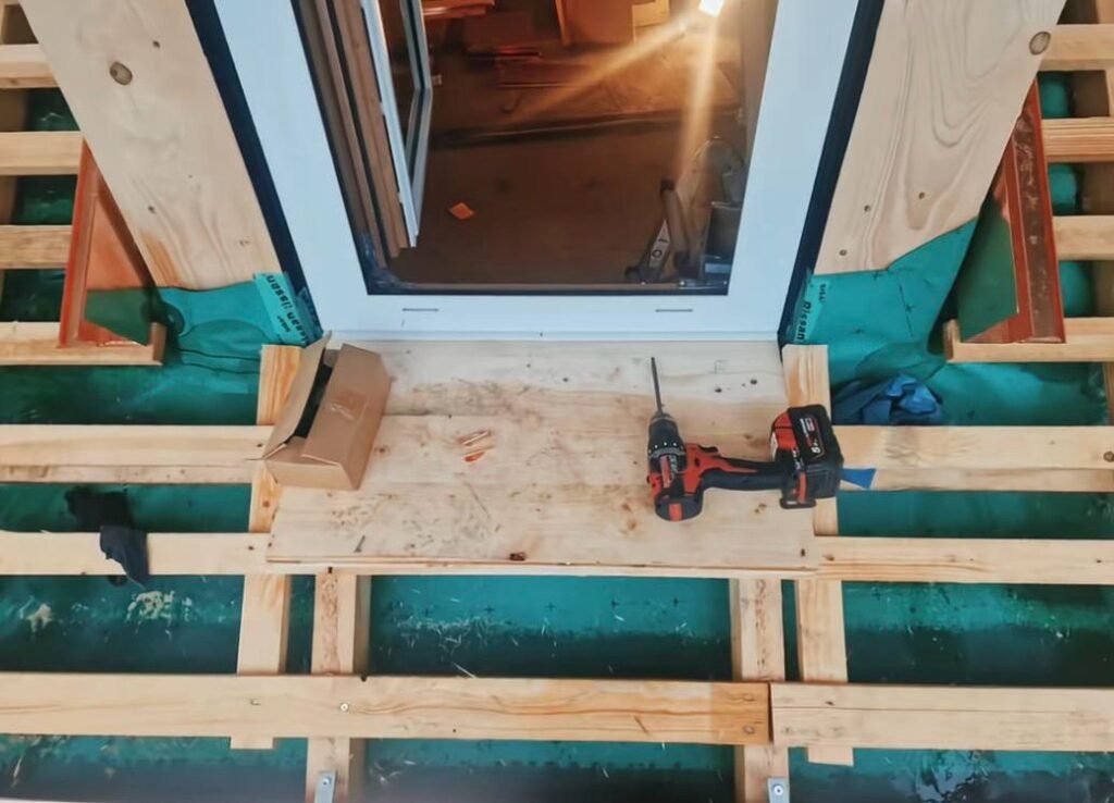Préparation du support bois d’une lucarne avant pose d’une bavette en cuivre